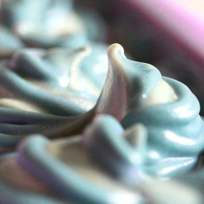 Frauenhand, die eine Seife hält