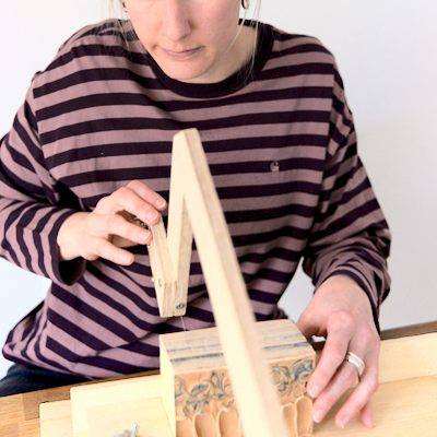 Frau am schneiden von Seifen